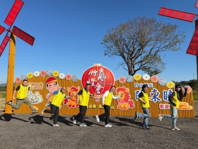 竹藝燈會前奏曲　竹山鎮九十九崁繽紛花海盛放迎賓