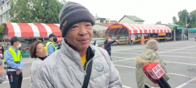 「紫南宮」十萬人搶拿「馬到發財」錢母，彰化孝子張先生（圖１）為身體微樣的母親祈福拔頭籌19日起排隊，今從主委莊秋安手中拿到錢母，達成心願。