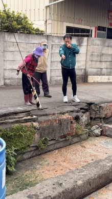 豐原社皮路溝渠遭棄置廚餘飄異味  中市環保局：已清除並強化監控防堵、將依法告發處分
