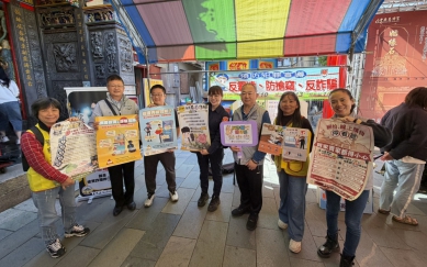 人潮就是宣導力！豐原警攜手慈濟宮新年宣導防詐護平安