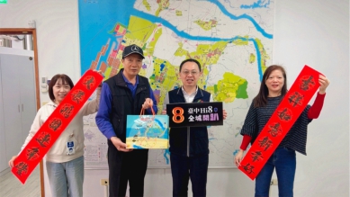 春聯送暖迎新年　里長發揮專長關懷弱勢家庭暖人心