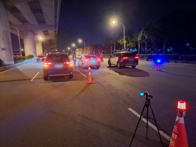為展現強勢執法決心    烏日警長帶隊取締改裝噪音車