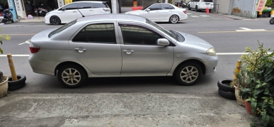 私家車停放在店家門口、車身完全阻擋出入口、致使店員與顧客無法正常進出、引發民眾不滿、多位居民質疑駕駛人缺乏基本公共意識與同理心、「停車不可以存有只停幾分鐘」的僥倖心態、更不該妨礙他人的通行權」。