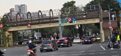 台中市台灣大道上多座陸橋長期缺乏無障礙電梯、長期讓行動不便者、長者及攜帶嬰兒車的家長通行困難、相較韓國馬路天橋與地下道普遍設置手扶梯已成基本配備。