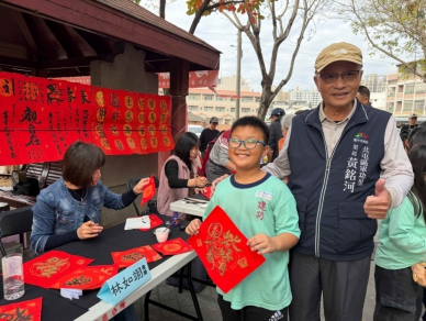 墨香傳情－大坑麗澤學會與中臺科大攜手軍功社區青銀揮毫迎馬年