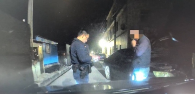 距家僅500米！20年老車深夜罷工路中  烏日警「神救援」助推解尷尬