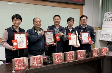 阿聰師關懷弱勢　辦糕餅傳愛寒冬送暖捐贈大甲等四區玫躍新春芋頭酥禮盒