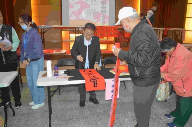 中市梧棲區公所熱鬧舉辦名家春聯揮毫活動民眾爭相到場索取