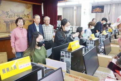 迎接丙午馬年  萬和宮開始受理安燈   一大早即現大排長龍人潮