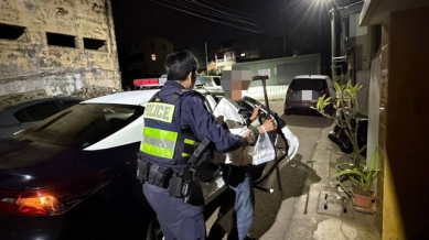 「回家的最後600公尺...」7旬伯拄拐杖買晚餐險路倒，幸遇暖警一眼認出解危機