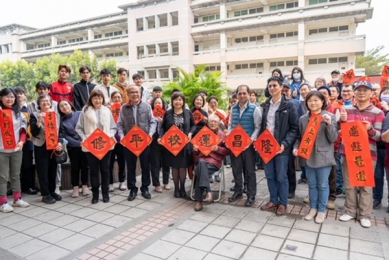 修平科大迎春納福春聯大放送　墨香飄揚迎新年