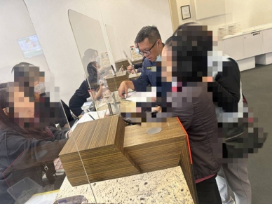 投資黃金正夯？婦人臨櫃匯款驚覺有異  警銀聯阻100萬元