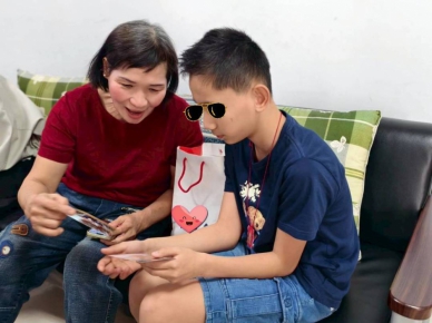 出養童重逢寄養兒時的堅實依靠串起九千里的想念實現幸福的約定
