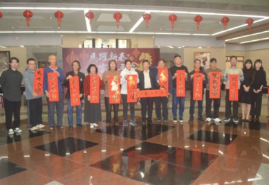 台中市港區藝術中心熱鬧舉辦丙午年新春揮毫活動吸引人潮