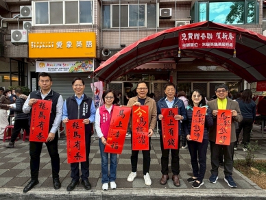國民黨市議員朱暖英服務處送春聯  名家揮毫、品茗茶席、創意年畫  鄉親民眾齊聚共賞