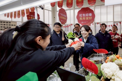 馬年馬尼(MONEY)多多   高虹安市場拜年送小紅包    攤商回贈好彩頭