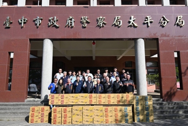 太平義警中隊贈泡麵慰勞暖胃  波麗士們備感溫馨