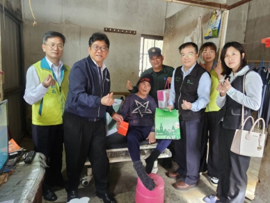 桃園郵局關懷獨居老人   局長吳進益：關心長者是社會責任