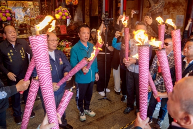 嘉義縣全縣運動會聖火展開傳遞 新港奉天宮隆重舉行母火取火儀式