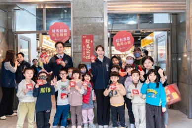 「駿馬迎福」小紅包討喜    高虹安傳統市場拜年大受歡迎