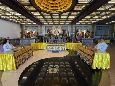 無極三清總道院神職人員清塵日靜座迎神