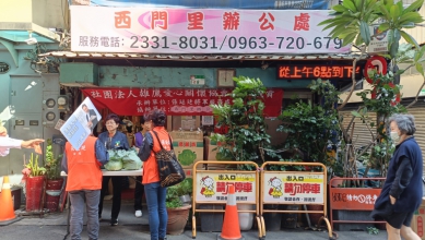 張延廷將軍萬華西門里義賣高麗菜　10元愛心助農暖人心，民眾熱烈響應