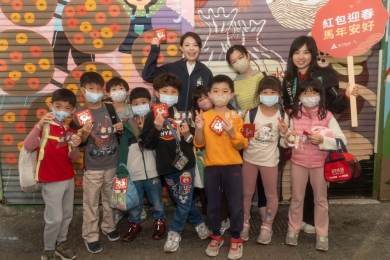 年味濃得化不開   高虹安再訪傳統市場   發放開運紅包向市民拜年