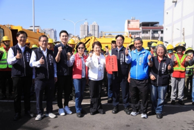 年節前夕慰勞環保英雄   市長盧秀燕赴南屯清潔隊致贈加菜金