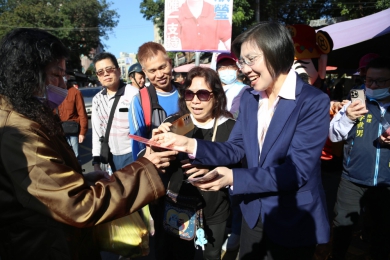 竹東大票倉   徐欣瑩小年夜挺進傳統市場   「客家人挺客家妹！」鄉親熱情相挺