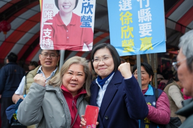 一馬當先！徐欣瑩大年初一搶頭彩   參拜新埔義民廟、湖口三元宮　誓言守護義民精神