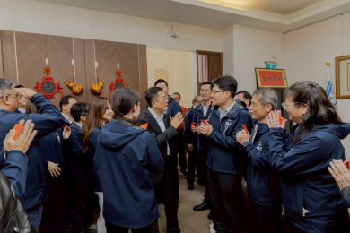 開工首日   高虹安發同仁小紅包   赴議會賀歲