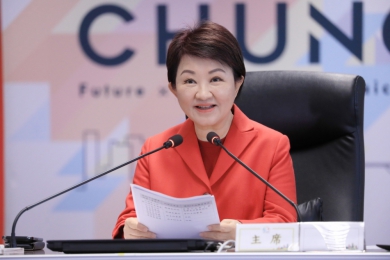 台中市長盧秀燕訪美欲化解「疑美論」？台中市議會民進黨黨團總召周永鴻直指邏輯矛盾：缺乏黨權背書，承諾恐成空頭支票  國民黨團書記長李中：城市外交是必要且有前例可循的，呼籲外界不必對此多做揣測或以狹隘眼光看待
