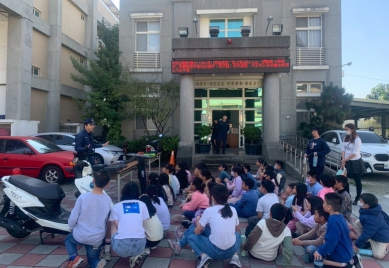 小小警察初體驗   頭家警宣導防詐從小做起