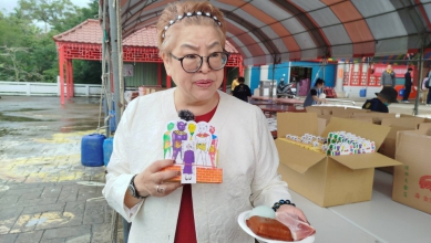 關帝爺飛昇日   高虹安參拜祈福   普天宮鄭逸榛展示五鬼官符除噩運