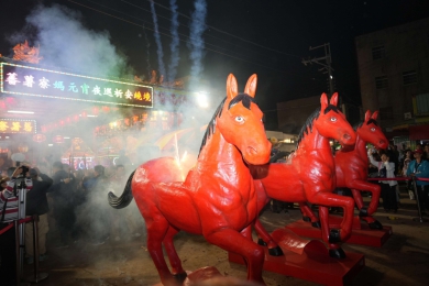雲林水林蕃薯寮媽元宵夜巡登場　射火馬科儀震撼萬人觀禮