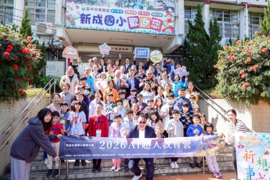 「優客李林」李驥、「豆腐教授」沈中元引領山城學童開唱 化身AI超人接軌未來