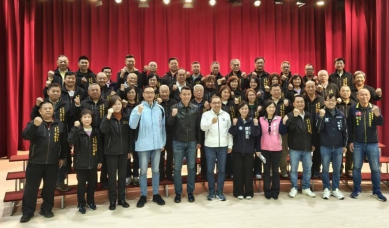 座談會圓滿結束，侯友宜市長與議員、淡水里長合影，象徵市府團隊對地方發展之重視。