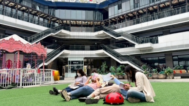 大里圖書館和大里藝術廣場「讀DO月」打造城市草地書房