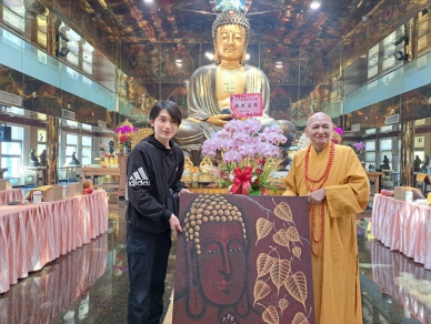 自閉症畫家魏廷亘感恩宗道法師栽培回饋「佛陀與菩提」巨幅畫作