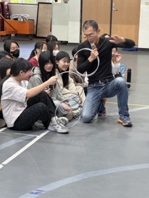 魔術行者劉又誠走進新平國小　用萬里徒步寫下最真實的生命教育