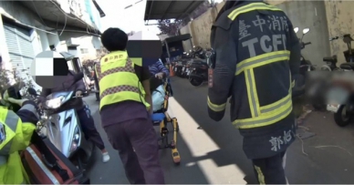 「救命！」獨居翁如廁跌倒鄰居聞聲報警   警消破門救援