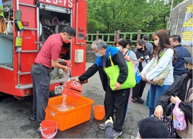 自動化防火演練 消防員協同滅火機器人實施射水演練，強化熱點部署，展現自動化救災實力。