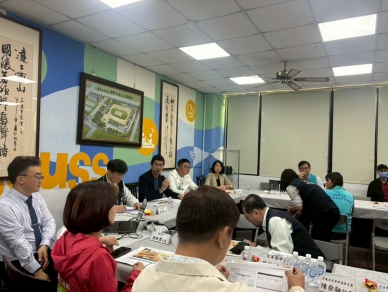 因應中市免費營養午餐即將上路   民進黨台中市議會黨團總召周永鴻舉辦座談會  提「建公式、吃原型、挺國產」三大訴求   教育局：經費到位、全面把關食安與食品供應