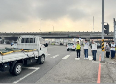 議員楊典忠由位外二位議員同於路旁向民眾致意請託支持