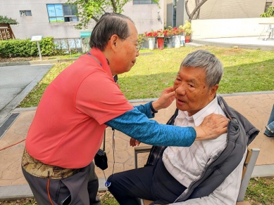 中臺科大攜信義公益基金會為「謙和賀」長者共譜樂齡幸福樂章