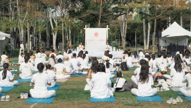 瑜珈小愛化大愛！Mukasa白色瑜珈匯聚十萬善款，助印度慈恩小學童翻轉生命，將善念傳回瑜珈發源地