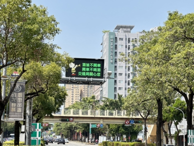 卡通巨星再次現蹤台中街頭！交通局讓等公車再添趣味