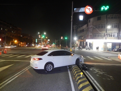 中市沙鹿區臺灣大道發生男子自撞分隔島車禍無人受傷