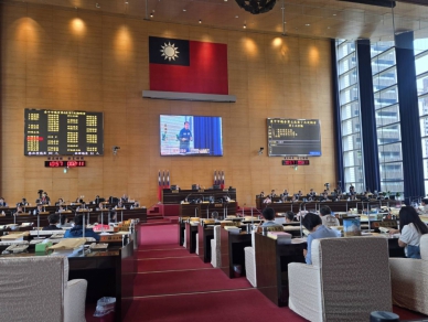 中市府提115年度台中市總預算第一次追加減預算案付委審議  國民黨議員劉士州和民進黨議員周永鴻都質疑部分項目是否合乎迫切性需求  民進黨議員江肇國則質疑是為了讓盧市長在卸任前辦開工典禮  后里在地市議員陳本添為爭取后里行政中心的改建緩頰請求支持