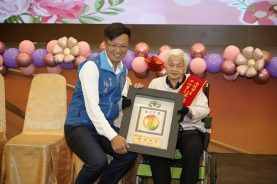 許淑華縣長分赴集集與南投市　表揚模範母親